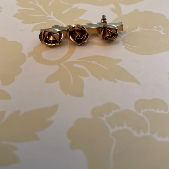 Vintage Jewelry - Sweet vintage 3 Rose bar pin